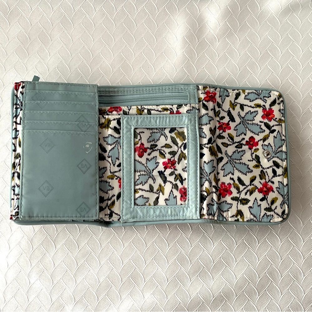 Vera Bradley Rfid Riley Compact Wallet In Water Bouquet Floral Cottagecore - Picture 3 of 6